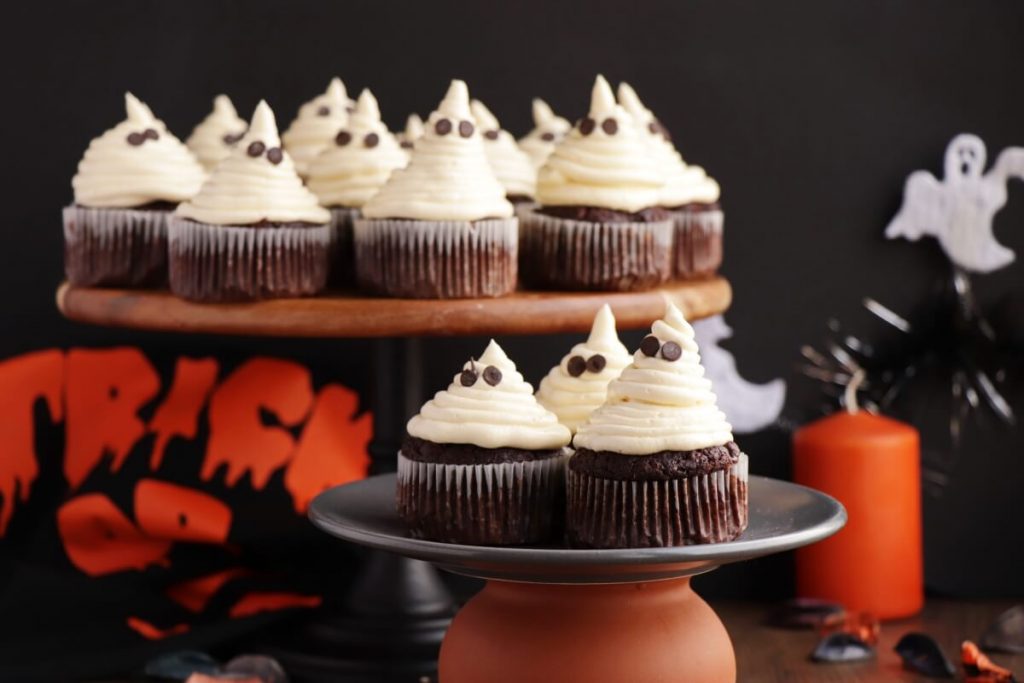 Easy Halloween Cupcakes Recipes-Halloween Cupcake Ideas-Easy Ghost Halloween Cupcakes