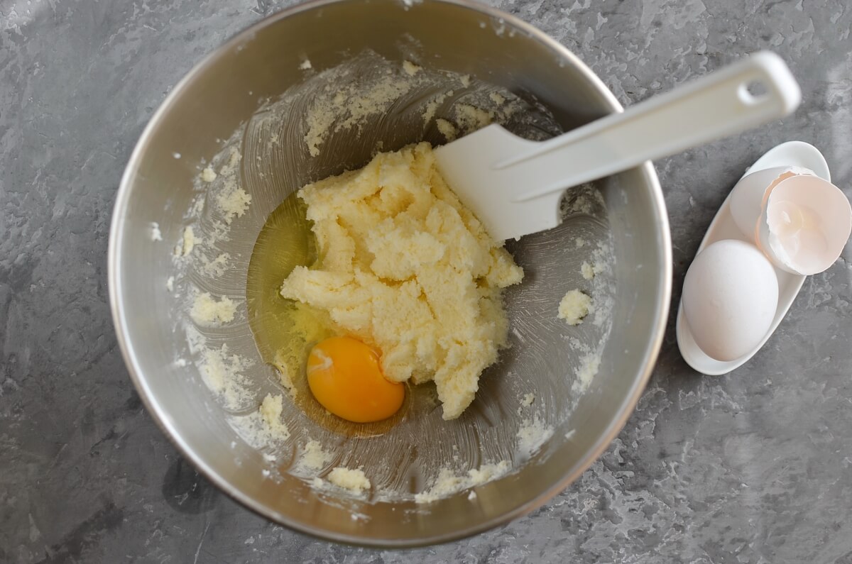 Для чего добавляют яйца в тесто. Мука с рикоттой. Яйца с рикоттой. Масло с сахаром и яйцами взбиваем добавляем цедру апельсина. Добавляем яйца по одному в тесто.