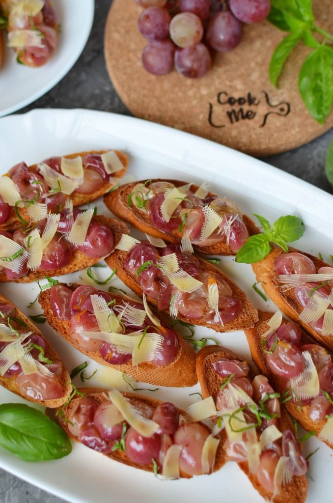 Mini Toasts with Grapes, Cheese and Basil