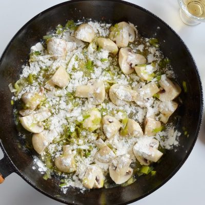 Braised Chicken Thighs with Mushrooms and Leeks recipe - step 8