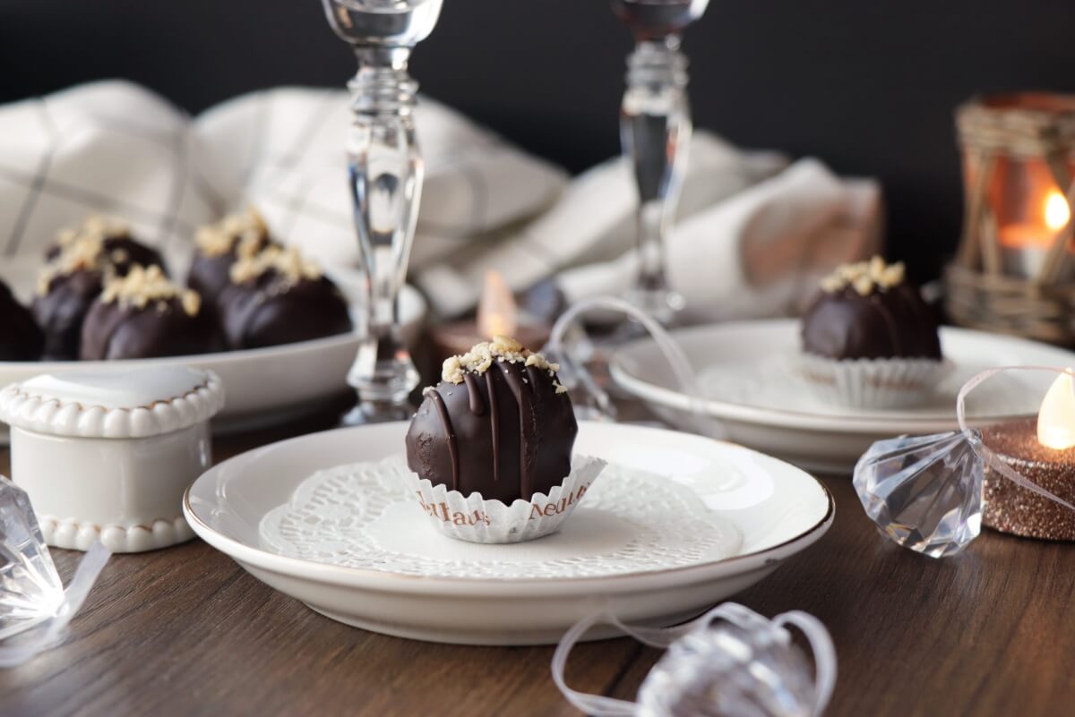 Chocolate Hazelnut Cake Balls Recipe-Hazelnut Cake Balls-Easy No Bake Chocolate Cake Balls