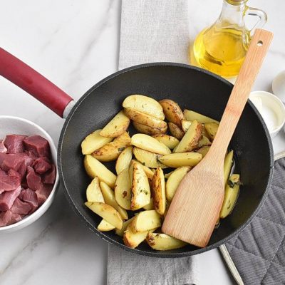 Garlic Butter Herb Steak Bites with Potatoes recipe - step 2