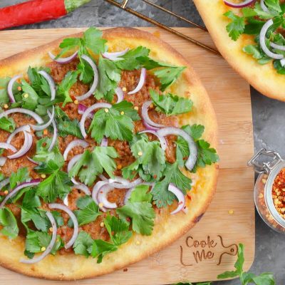 Spicy Lamb Pizza with Parsley–Red Onion Salad Recipe-How To Make Spicy Lamb Pizza with Parsley–Red Onion Salad-Homemade Spicy Lamb Pizza with Parsley–Red Onion Salad