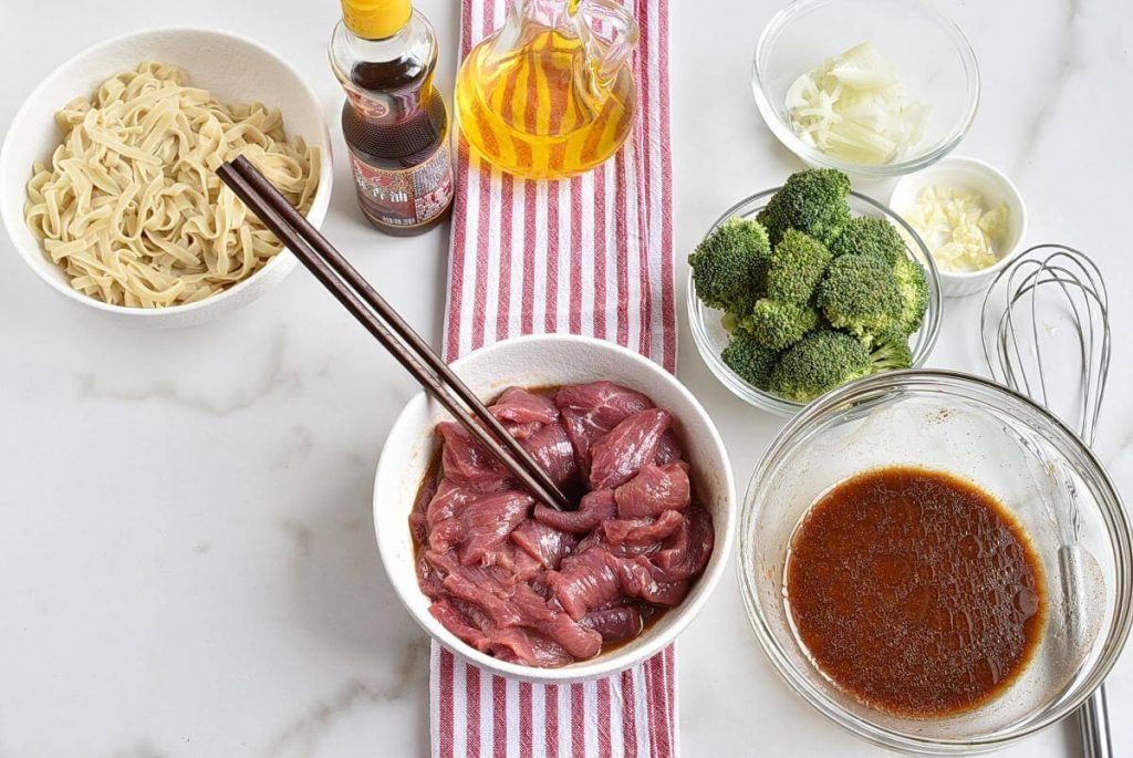 Long-Life Chinese Noodles with Beef & Broccoli recipe - step 2