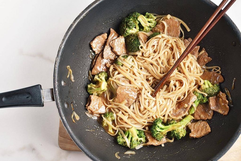 Long-Life Chinese Noodles with Beef & Broccoli recipe - step 6