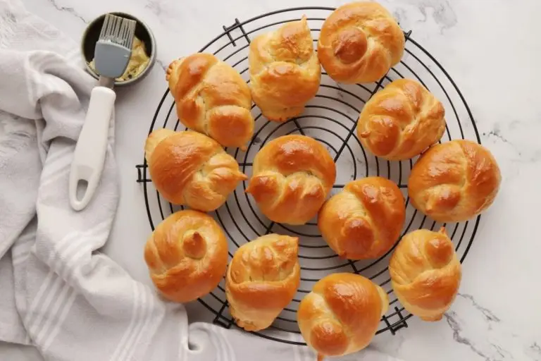 Step 13 - Easter Bird Bread Rolls