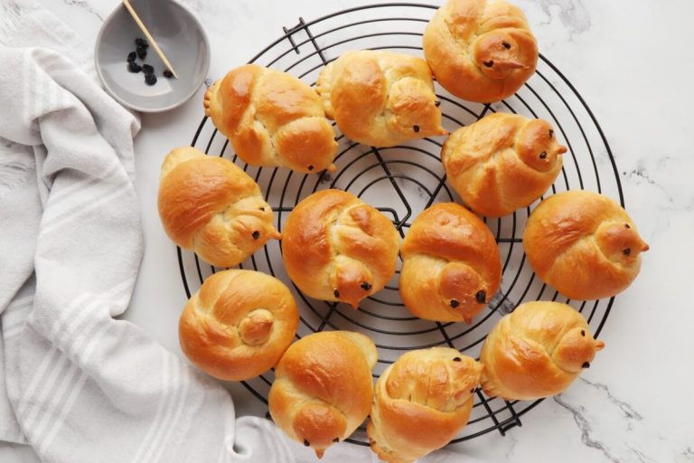 Step 13 - Easter Bird Bread Rolls