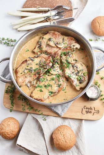Pork Chops with Creamy Mushroom Sauce
