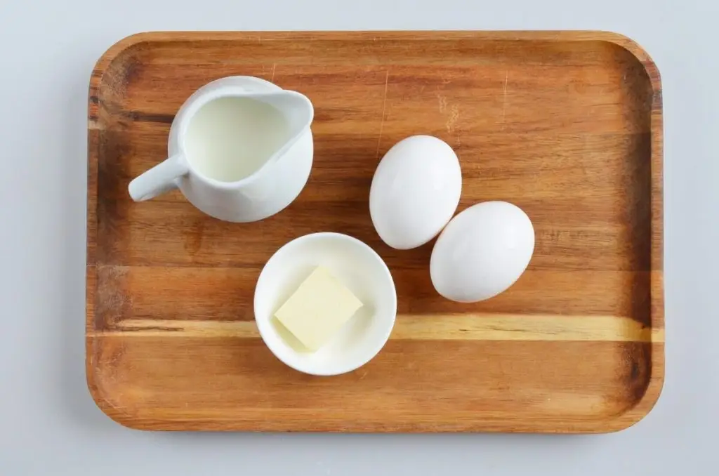Ingredients for Perfect Scrambled Eggs (Low Carb, Keto)