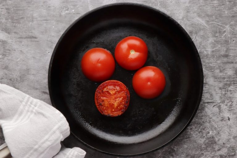 Poached Eggs with Smashed Avocado and Tomatoes Recipe - Cook.me Recipes