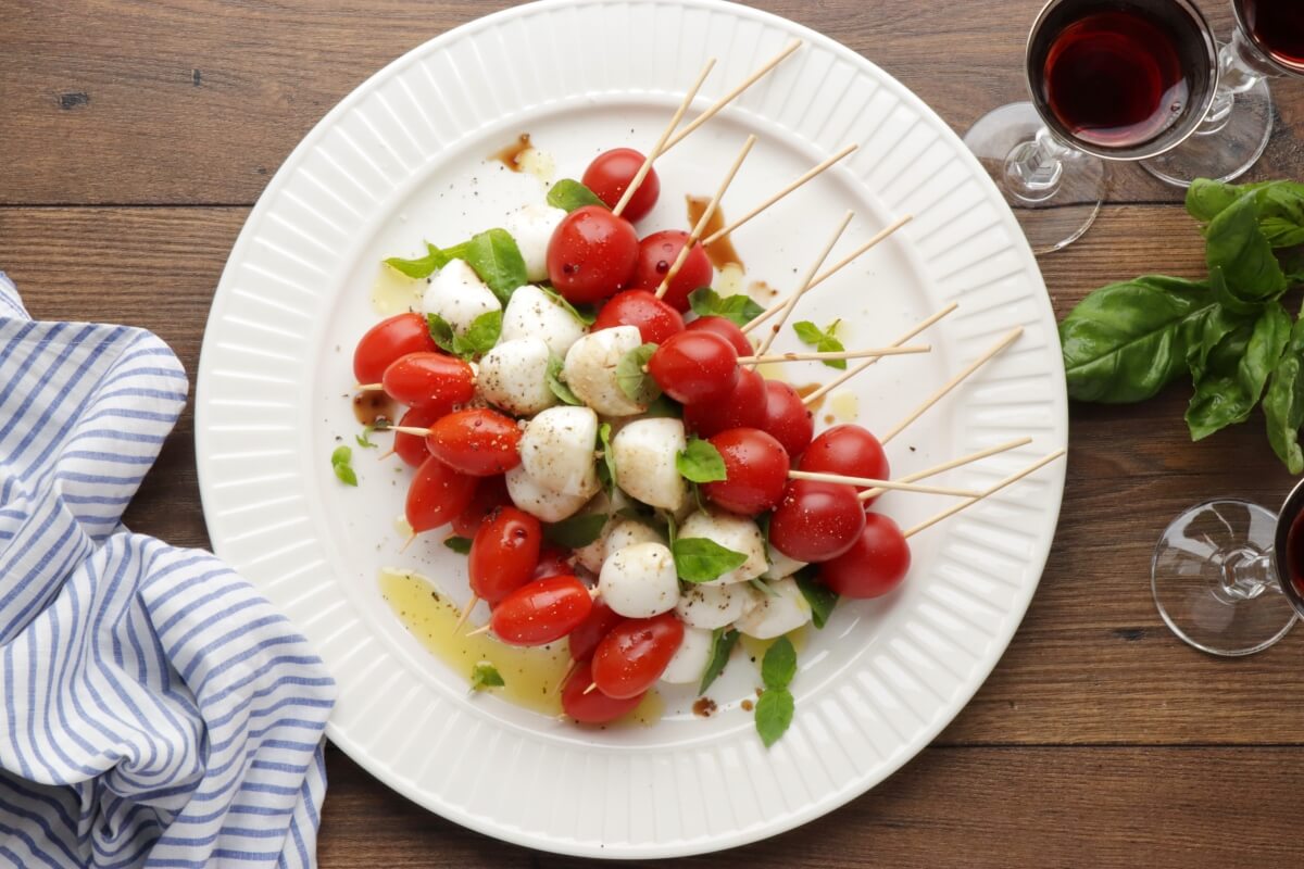 Caprese Skewers Recipe-Tomato Basil Mozzarella Appetizers-Caprese Kabob
