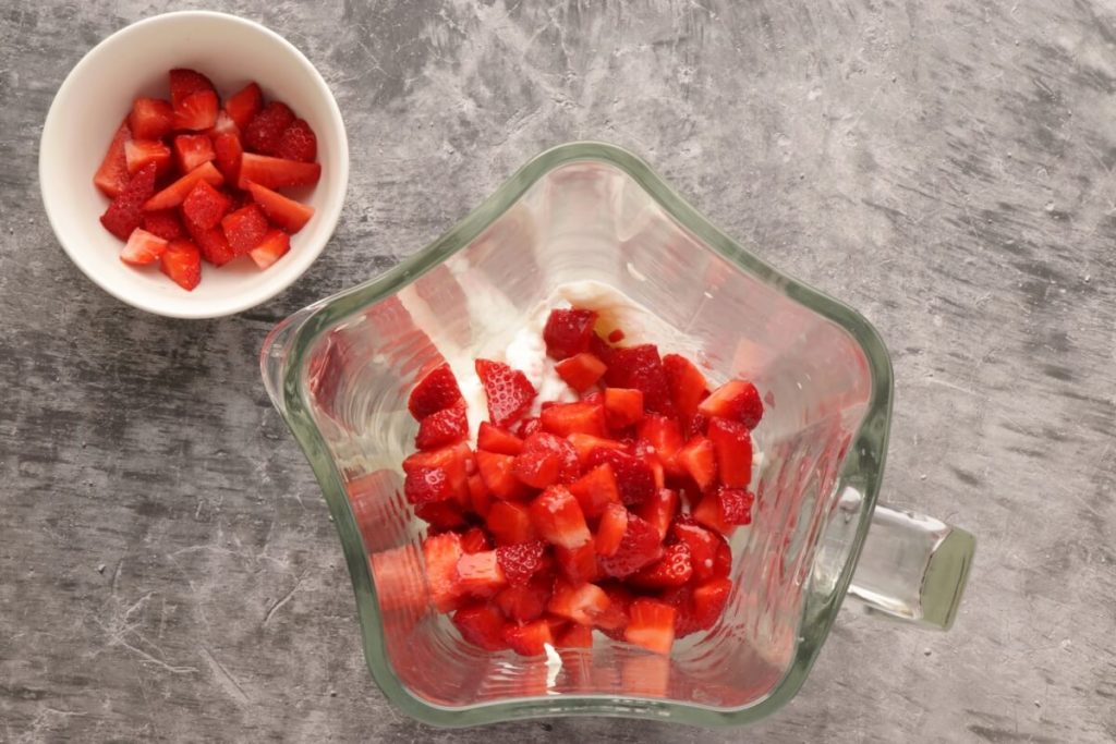 Creamy Strawberry and Yogurt Dessert recipe - step 2