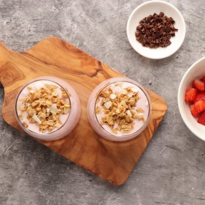 Creamy Strawberry and Yogurt Dessert recipe - step 4