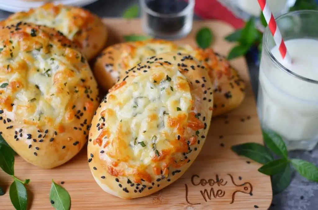 Easy Cheese Sesame Garlic Bread