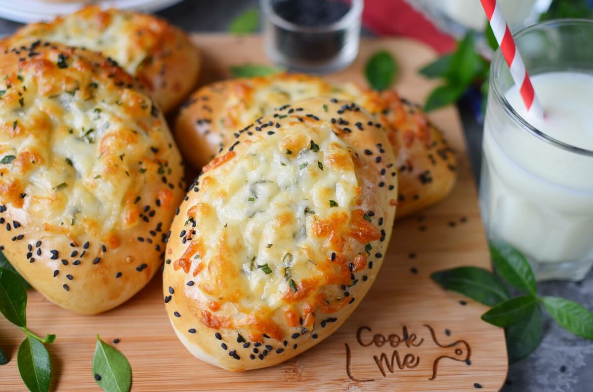 Easy Cheese Sesame Garlic Bread