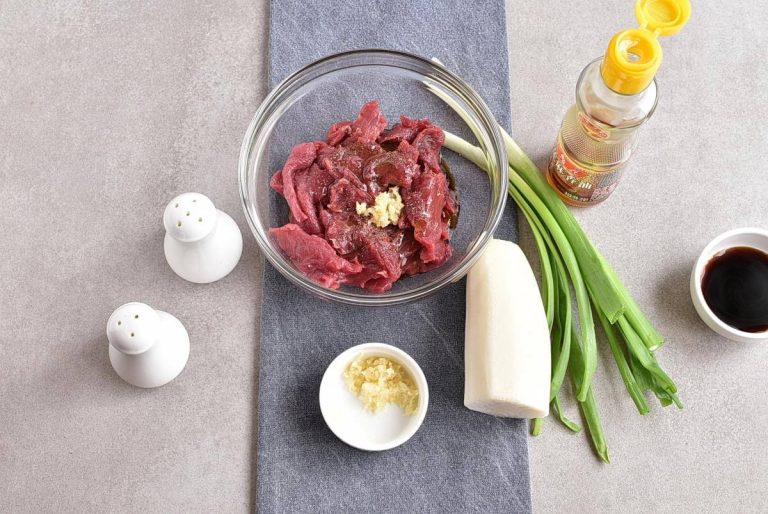 Step 1 - Korean Beef & Radish Soup – Soegogi Muguk