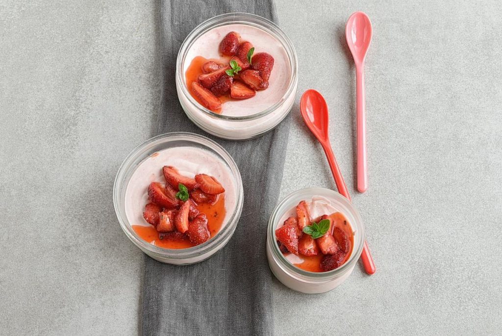 How to serve Marshmallow Strawberry Mousse