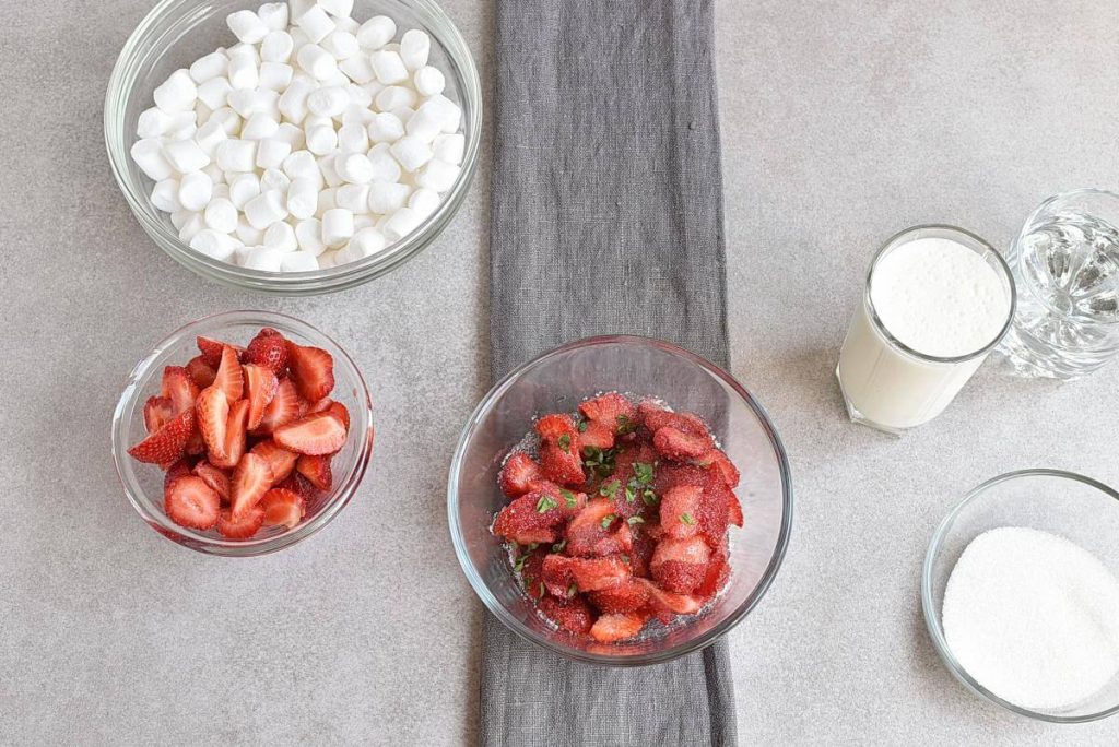 Marshmallow Strawberry Mousse recipe - step 1