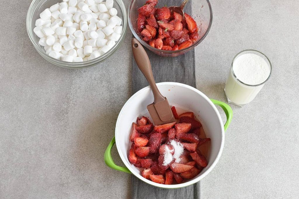 Marshmallow Strawberry Mousse recipe - step 2