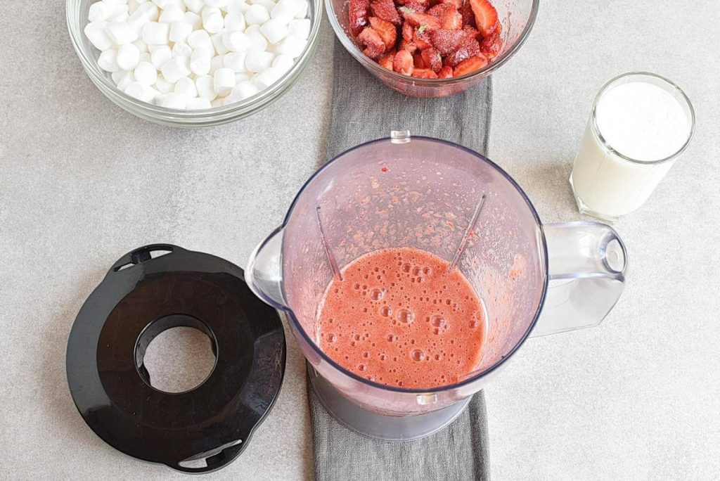 Marshmallow Strawberry Mousse recipe - step 3