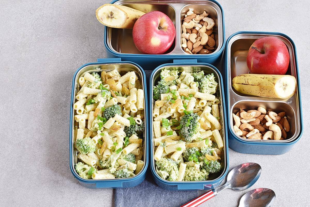 Toddler lunch box Lunch - Creamy sauce pasta Blackberries Soaked raisins  and almonds #toddler #toddlerlunch #lunchbox #lunchboxideas…