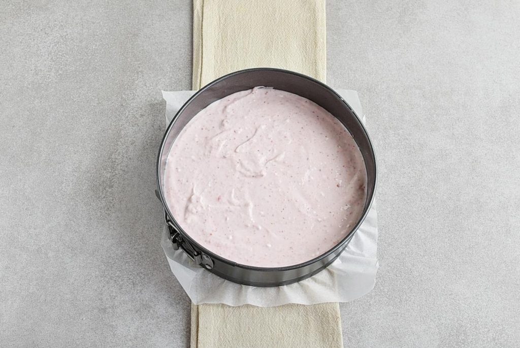 No-Bake Frozen Strawberry Yogurt Pie recipe - step 9