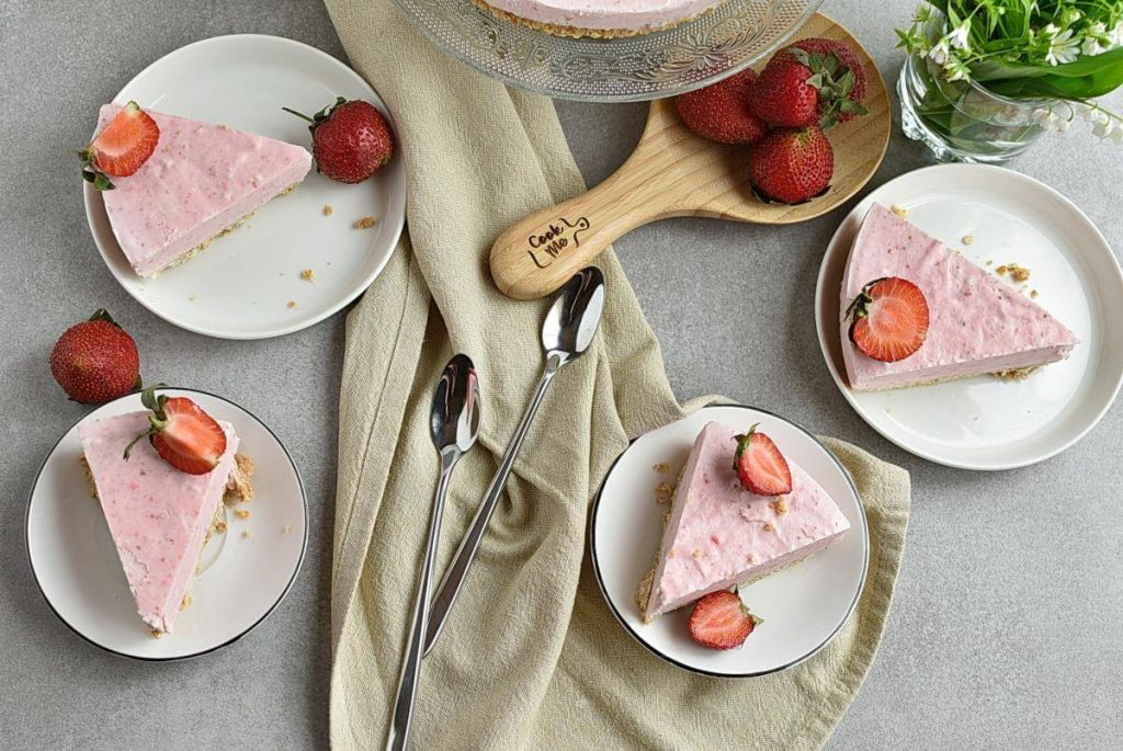 How to serve No-Bake Frozen Strawberry Yogurt Pie