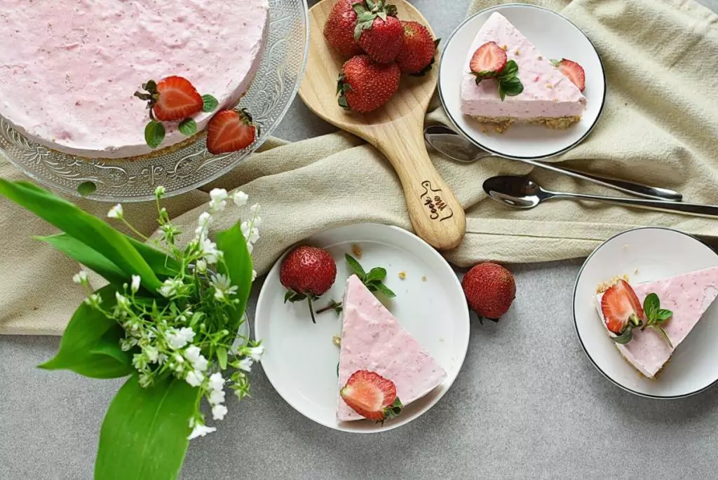 No-Bake Frozen Strawberry Yogurt Pie