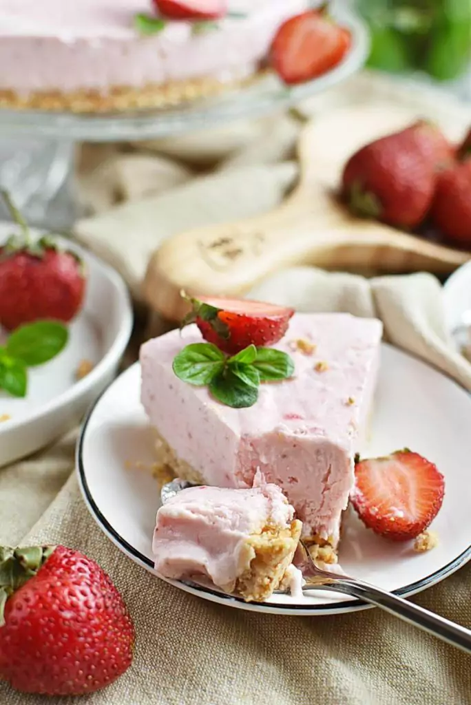 No-Bake Frozen Strawberry Yogurt Pie
