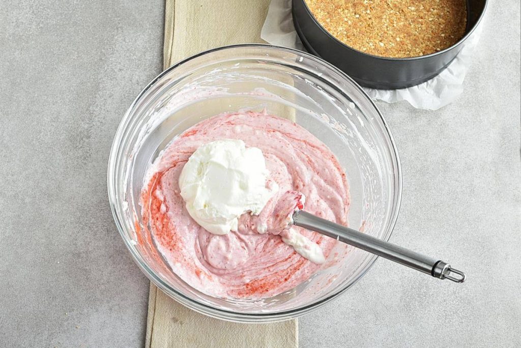 No-Bake Frozen Strawberry Yogurt Pie recipe - step 8