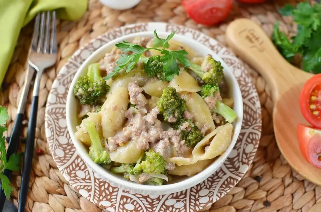 Cheesy Beef and Broccoli Pasta