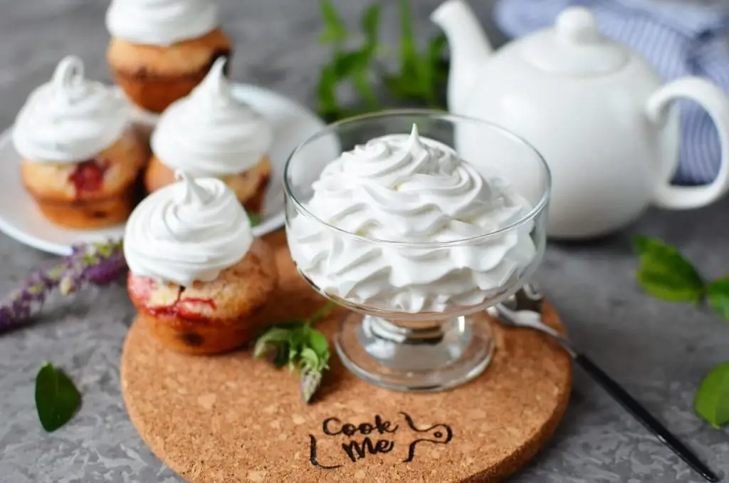 Homemade Marshmallow Crème (Frosting)