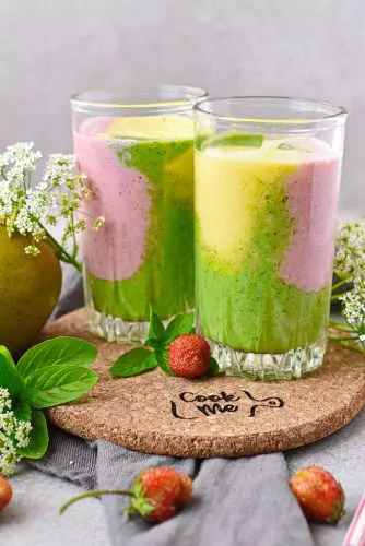 Spinach Strawberry Mango Banana Smoothie