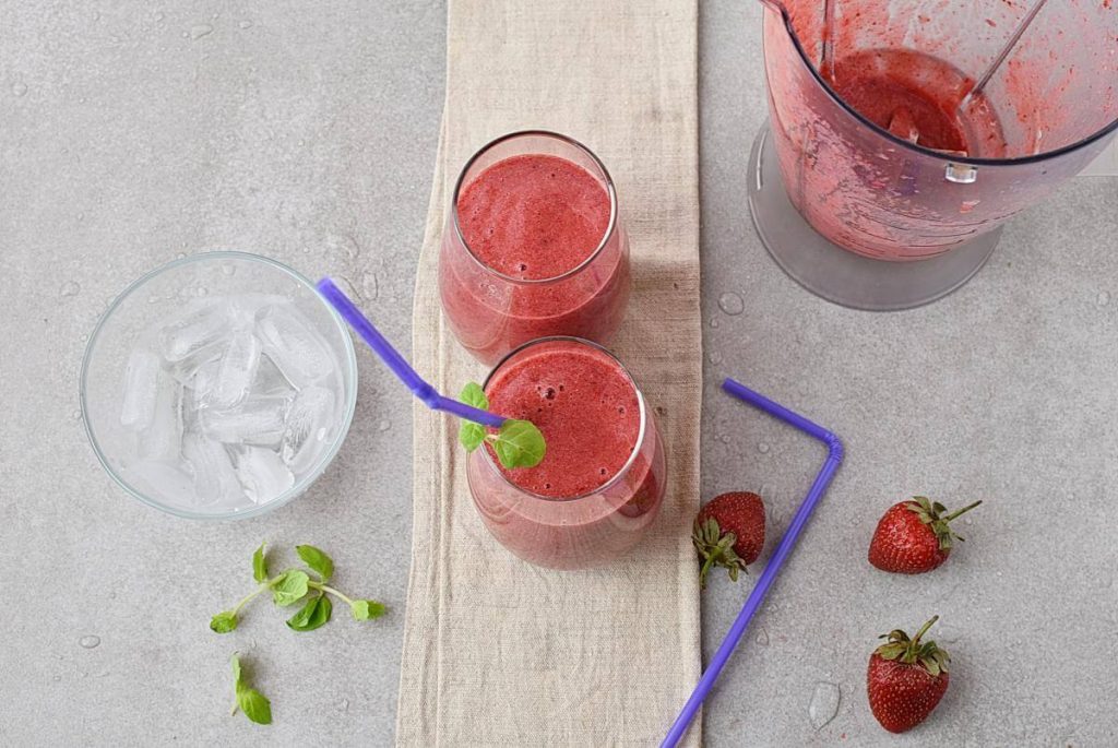 How to serve Strawberry, Blackberry & Pineapple Smoothie