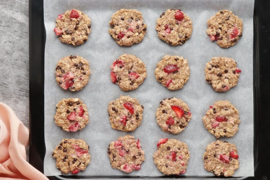 Vegan Strawberry Oatmeal Cookies recipe - step 4