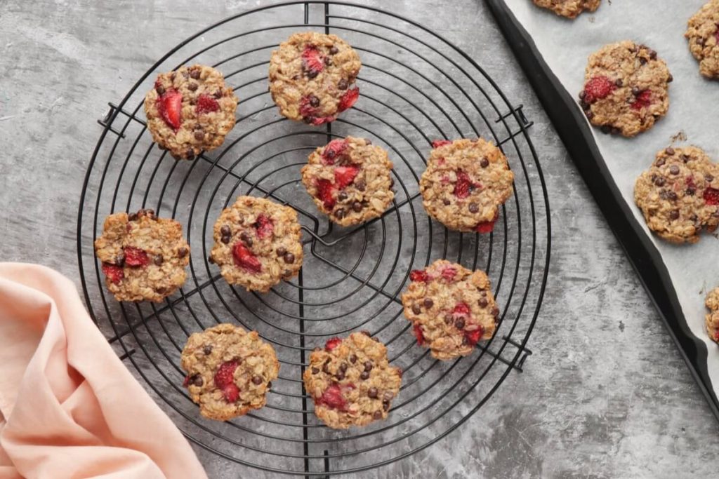 Vegan Strawberry Oatmeal Cookies recipe - step 6