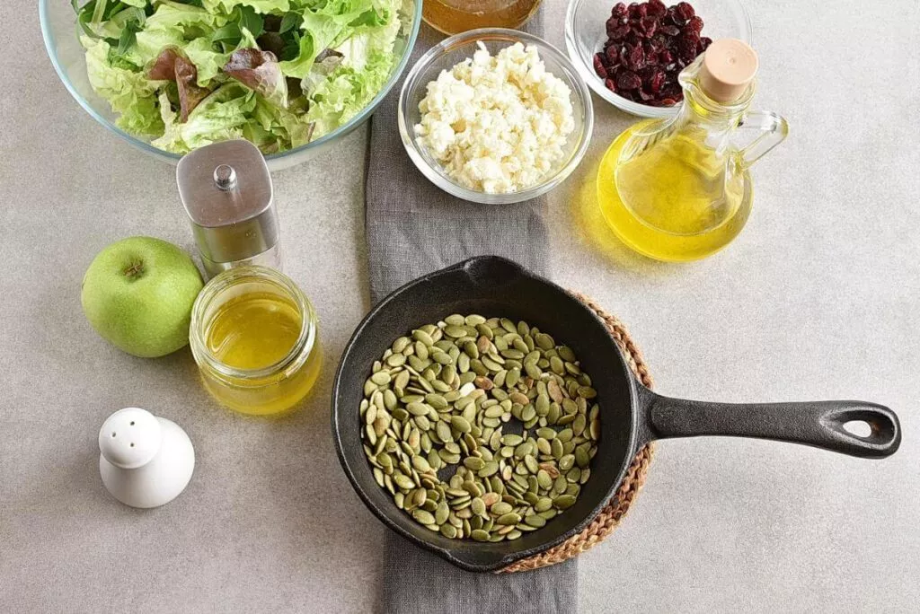 Green Salad with Apples, Cranberries and Pepitas recipe - step 1