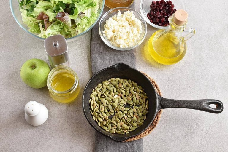 Step 1 - Green Salad with Apples, Cranberries and Pepitas