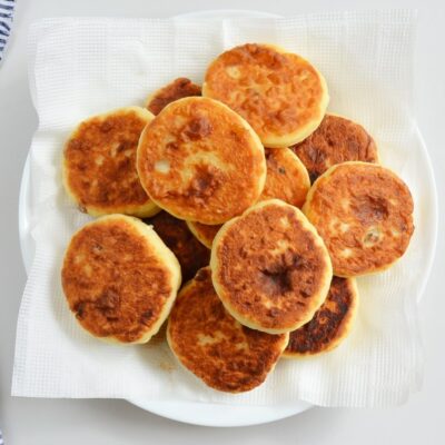 Syrniki: Ukrainian Cheese Pancakes recipe - step 4