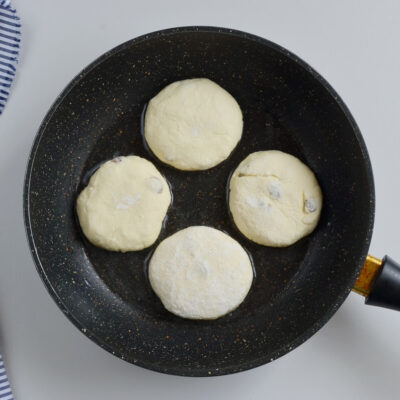 Syrniki: Ukrainian Cheese Pancakes recipe - step 4