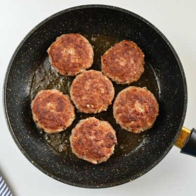 Easy Beef Rissoles with Crunchy Salsa recipe - step 5