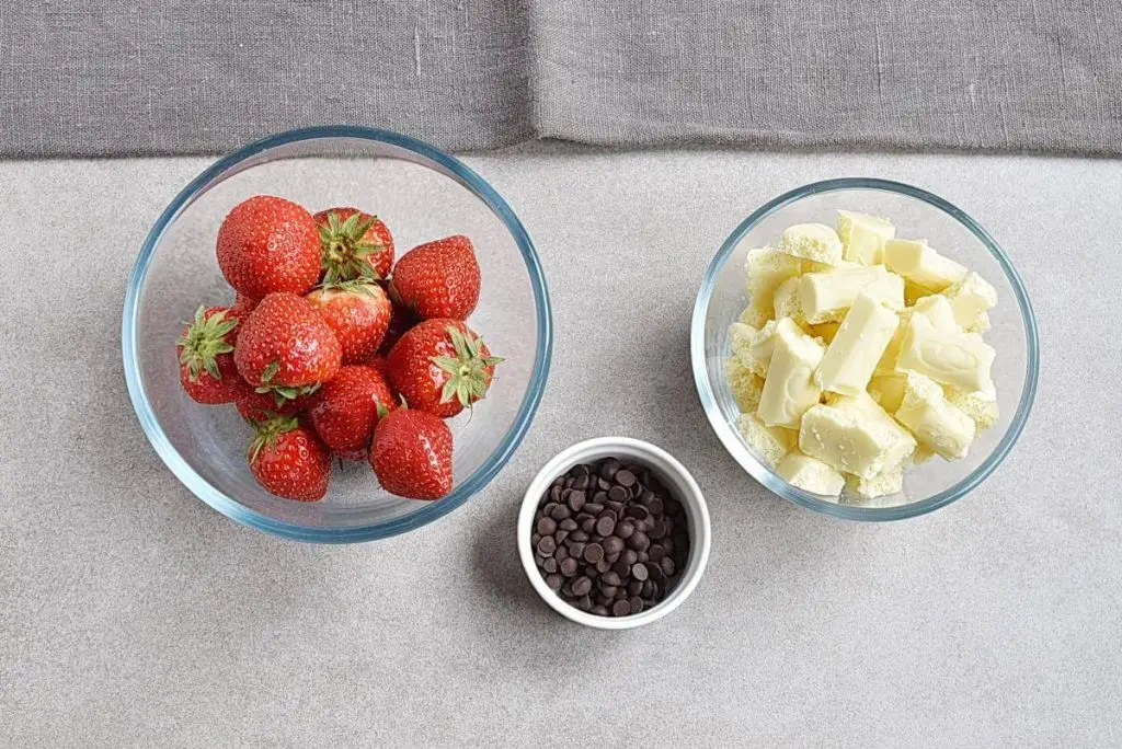Ingredients for Halloween Ghost Strawberries