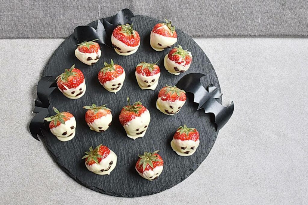 How to serve Halloween Ghost Strawberries