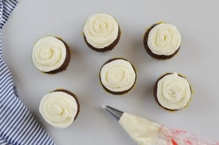 Step 10 - Spider Web Halloween Cupcakes