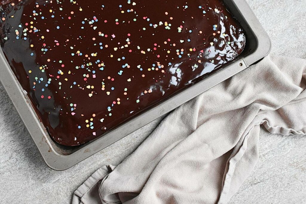 Easy Chocolate Birthday Cake recipe - step 9
