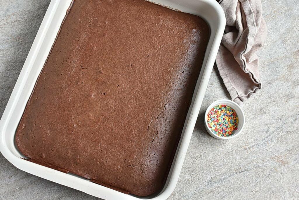 Easy Chocolate Birthday Cake recipe - step 7