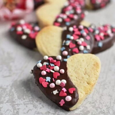 Chocolate-Dipped-Heart-Cookies-Recipes–Homemade-Chocolate-Dipped-Heart-Cookies–Easy-Chocolate-Dipped-Heart-Cookies