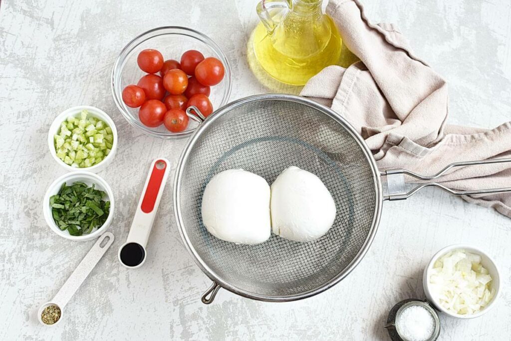 Easy Caprese Stuffed Fresh Mozzarella recipe - step 1