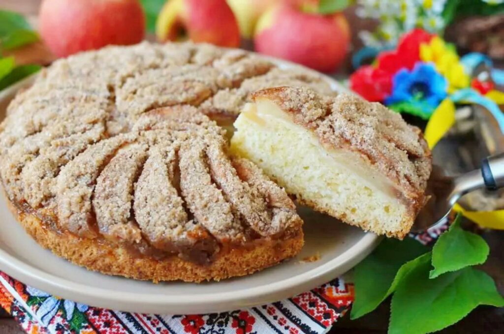 How to serve Ukrainian Apple Cake (Yabluchnyk)
