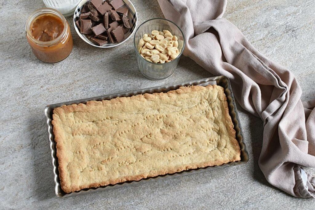 Snickers Blondie Tart recipe - step 6